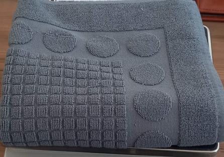 Темно серый махровый коврик в ванную 750 г/м2 50х70 Ножки