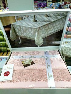 Розовая прямоугольная жаккардовая скатерть Damask